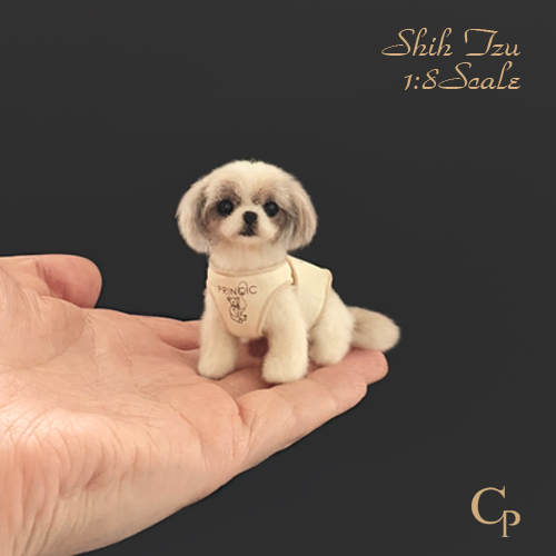 お洋服を着た小さなシーズーミディブライスのお友達